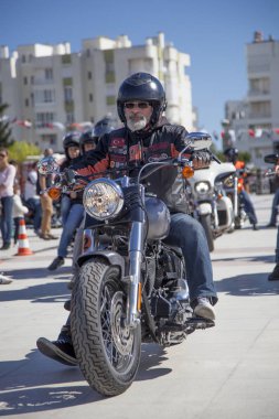 Harley Davidson 'a binerken mutlu sürücü