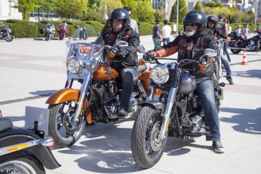 Harley Davidson 'a binerken mutlu sürücü