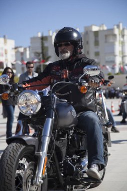 Harley Davidson 'a binerken mutlu sürücü
