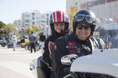 Harley Davidson 'a binerken mutlu sürücü