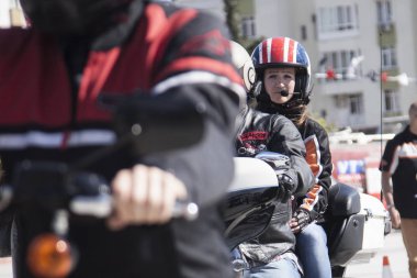 Harley Davidson 'a binerken mutlu sürücü