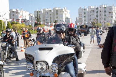 Harley Davidson 'a binerken mutlu sürücü