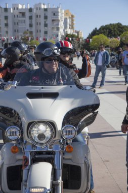Harley Davidson 'a binerken mutlu sürücü