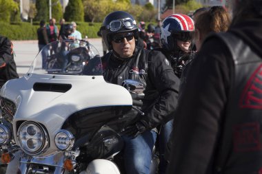 Harley Davidson 'a binerken mutlu sürücü