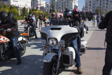 Harley Davidson 'a binerken mutlu sürücü