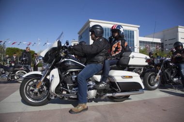 Harley Davidson 'a binerken mutlu sürücü