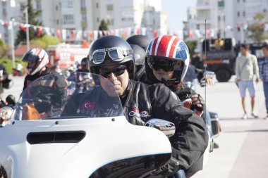 Harley Davidson 'a binerken mutlu sürücü