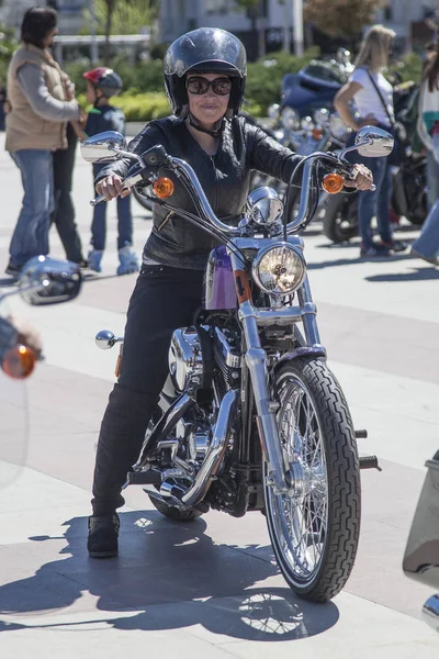 Harley Davidson 'a binerken mutlu sürücü