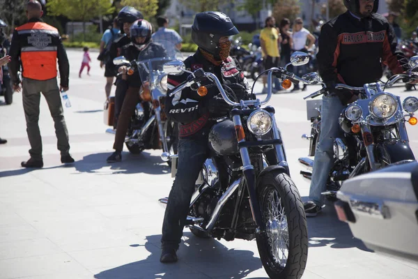 Motorista feliz montando Harley Davidson — Fotografia de Stock