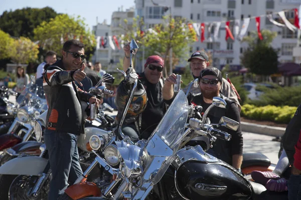 Conductor feliz montando Harley Davidson — Foto de Stock