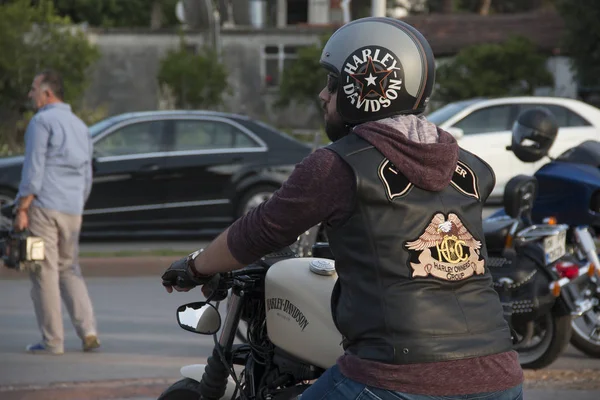 Happy driver riding Harley Davidson — Stock Photo, Image