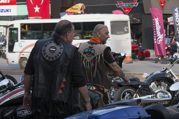 Счастливый водитель за рулем Harley Davidson — стоковое фото