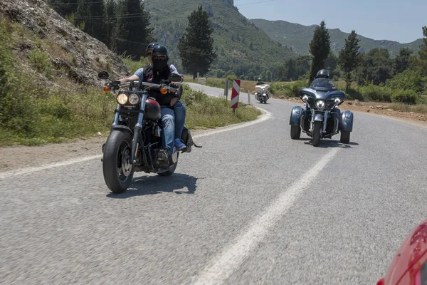 Motorista feliz montando Harley Davidson — Fotografia de Stock