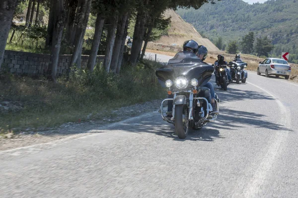 Conductor feliz montando Harley Davidson — Foto de Stock