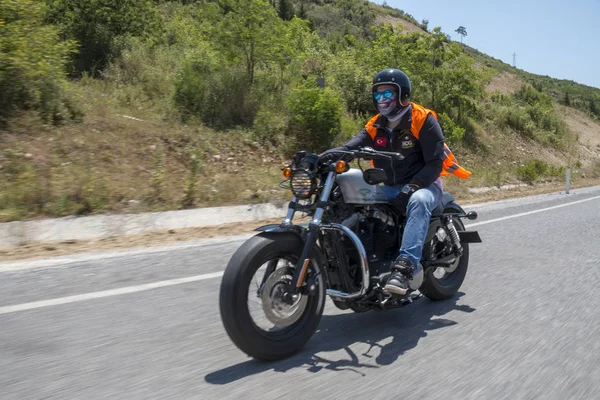 Harley Davidson 'a binerken mutlu sürücü — Stok fotoğraf