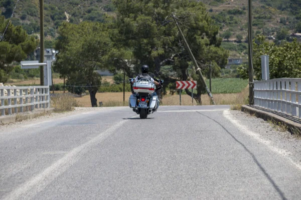 Conductor feliz montando Harley Davidson — Foto de Stock