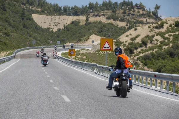 Conductor feliz montando Harley Davidson — Foto de Stock