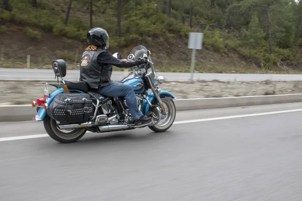 Motorista feliz montando Harley Davidson — Fotografia de Stock