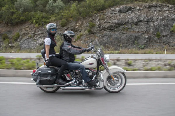 Harley Davidson 'a binerken mutlu sürücü — Stok fotoğraf