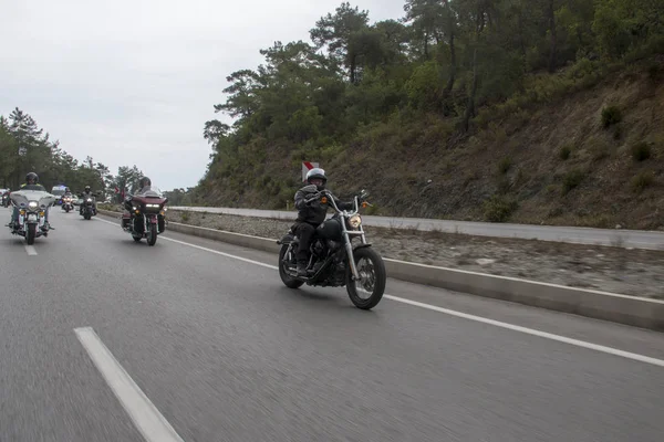 Conducteur heureux chevauchant Harley Davidson — Photo