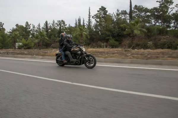 Motorista feliz montando Harley Davidson — Fotografia de Stock