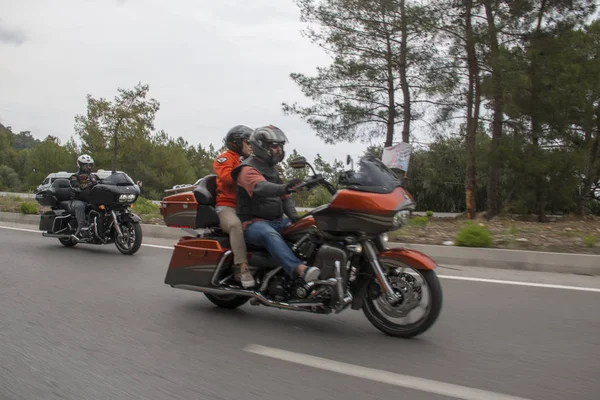 Harley Davidson 'a binerken mutlu sürücü — Stok fotoğraf