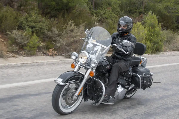 Motorista feliz montando Harley Davidson — Fotografia de Stock