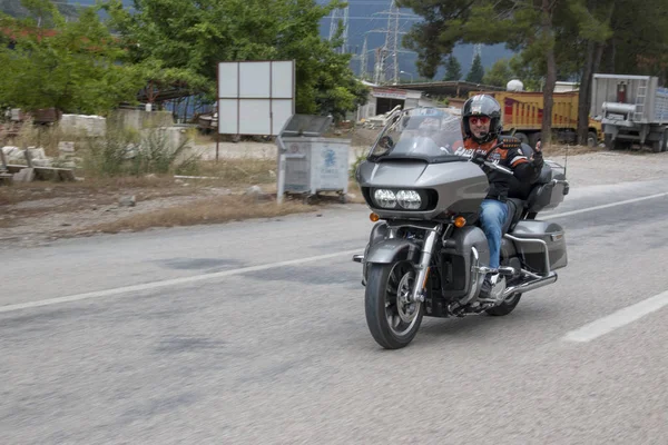 Ευτυχισμένος οδηγός ιππασίας Harley Davidson — Φωτογραφία Αρχείου