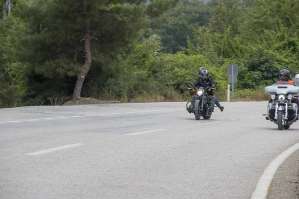 Conductor feliz montando Harley Davidson — Foto de Stock