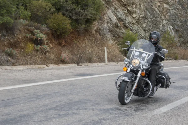 Motorista feliz montando Harley Davidson — Fotografia de Stock