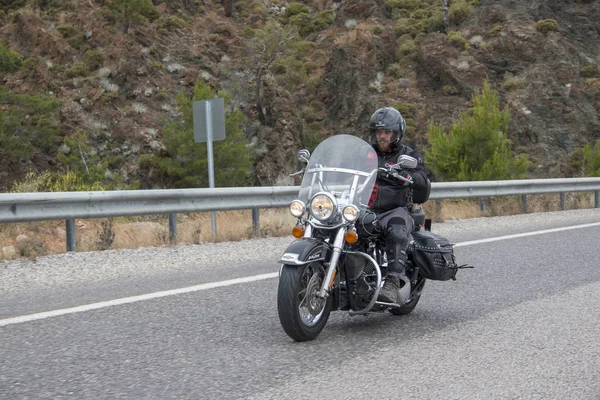 Motorista feliz montando Harley Davidson — Fotografia de Stock