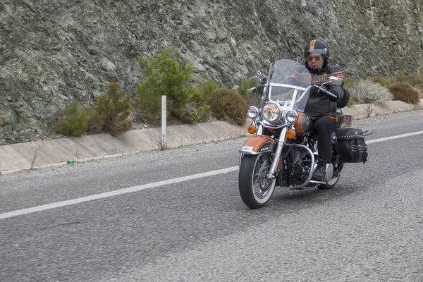 Conductor feliz montando Harley Davidson — Foto de Stock