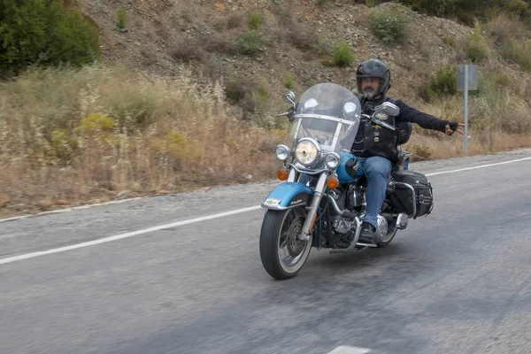 Conductor feliz montando Harley Davidson — Foto de Stock