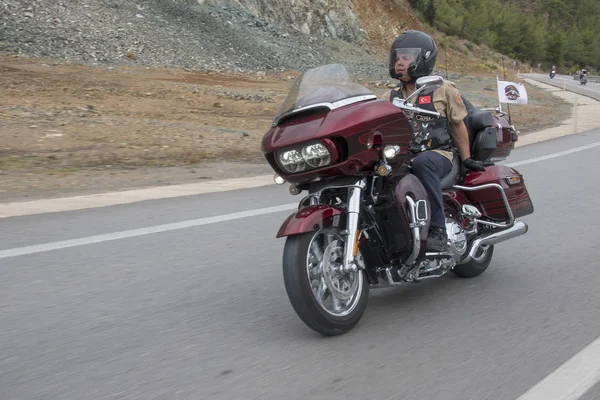 Glad förare rider Harley Davidson — Stockfoto
