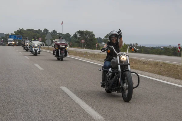 Conducteur heureux chevauchant Harley Davidson — Photo