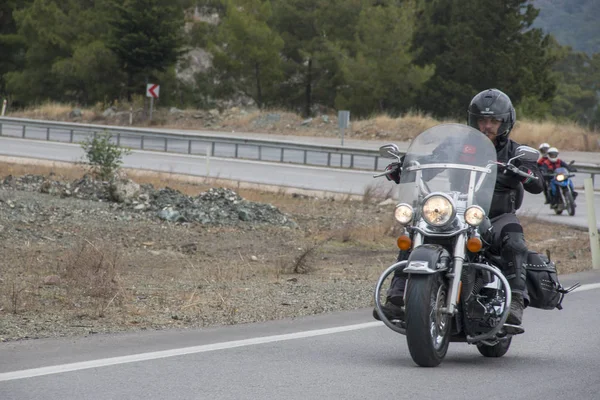 Conductor feliz montando Harley Davidson — Foto de Stock