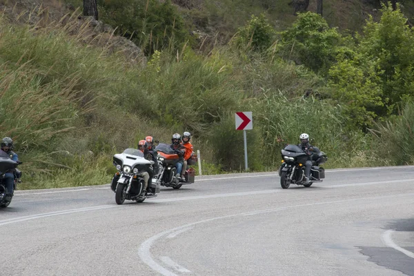 Conductor feliz montando Harley Davidson — Foto de Stock