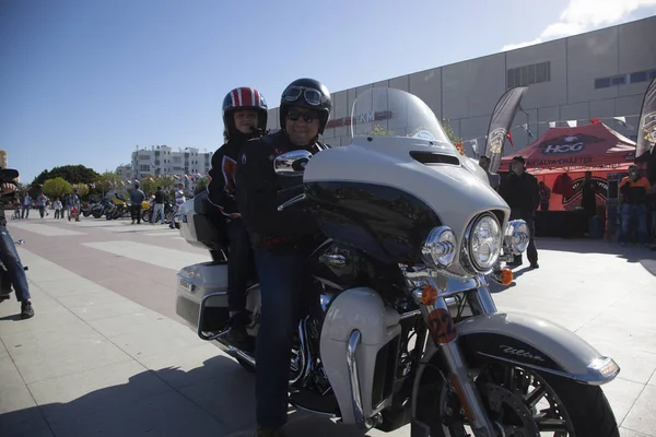 Conductor feliz montando Harley Davidson — Foto de Stock