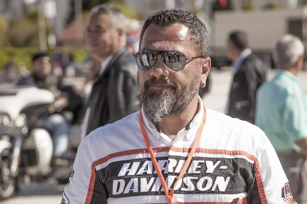 Glad förare rider Harley Davidson — Stockfoto