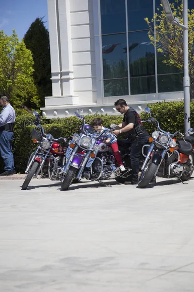 Счастливый водитель за рулем Harley Davidson — стоковое фото