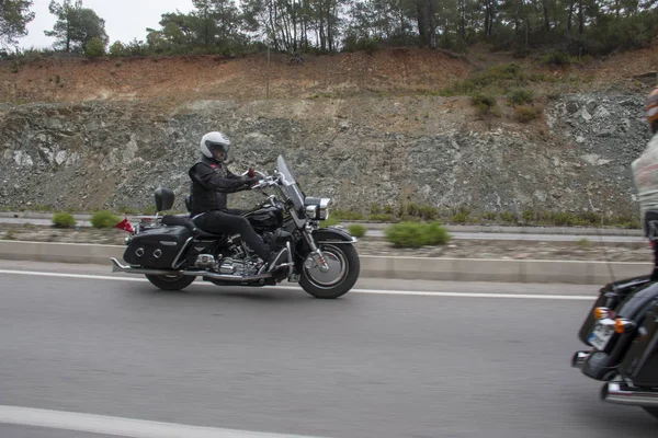 Щасливий водій на Harley Davidson Ліцензійні Стокові Фото