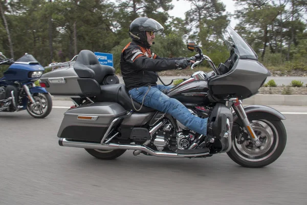 Щасливий водій на Harley Davidson Стокове Зображення