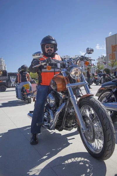 Conducteur heureux chevauchant Harley Davidson Photos De Stock Libres De Droits