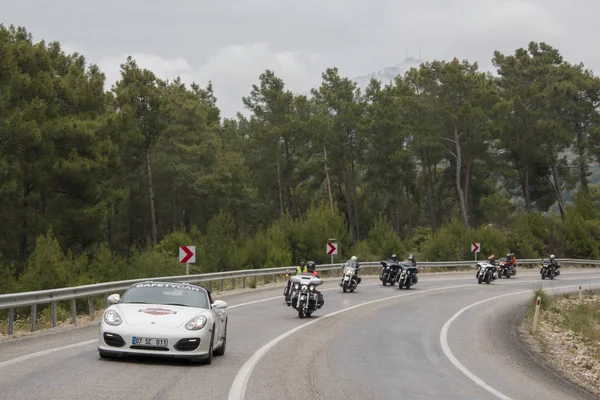 Conducteur heureux chevauchant Harley Davidson Photo De Stock