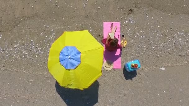 Belle Femme Lisant Sur Plage — Video