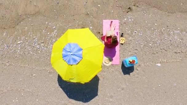 Hermosa Mujer Leyendo Playa — Vídeo de stock