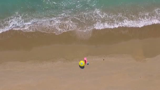 Aerial Bonita Joven Tomando Sol Playa — Vídeos de Stock