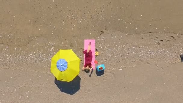 Aerial Bonita Joven Tomando Sol Playa — Vídeos de Stock