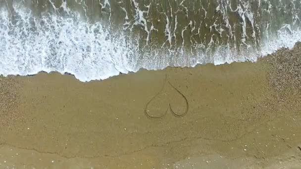 Mujer Joven Dibujando Corazón Playa — Vídeo de stock