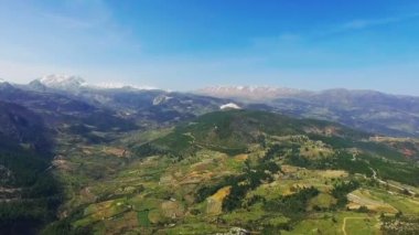 Hava: dağlarda Ladin ormanı üzerinde uçan